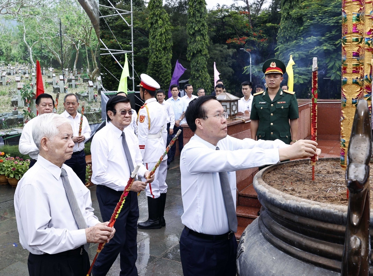 State President commemorates war martyrs at Con Dao cemetery